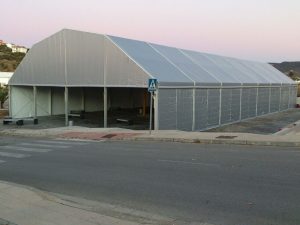 Almacén con frente abierto